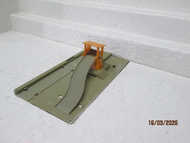 HO / OO SCALE - LIMA - CAR OFFLOADING DEPOT