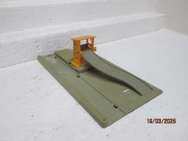 HO / OO SCALE - LIMA - CAR OFFLOADING DEPOT