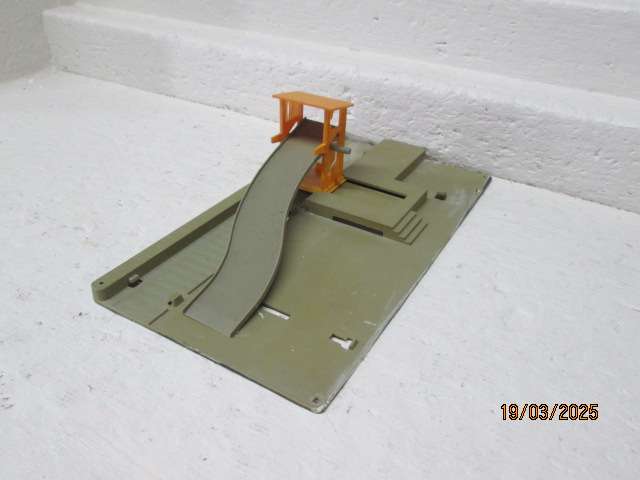 HO / OO SCALE - LIMA - CAR OFFLOADING DEPOT