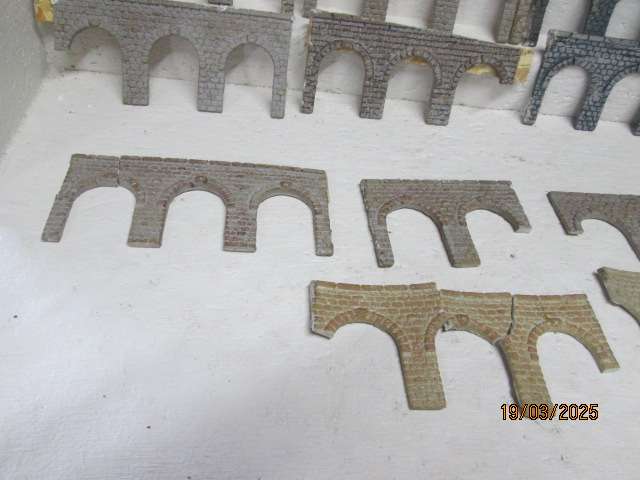 HO / OO SCALE -RESIN RETAINING/VIA DUCT CASTINGS - X16