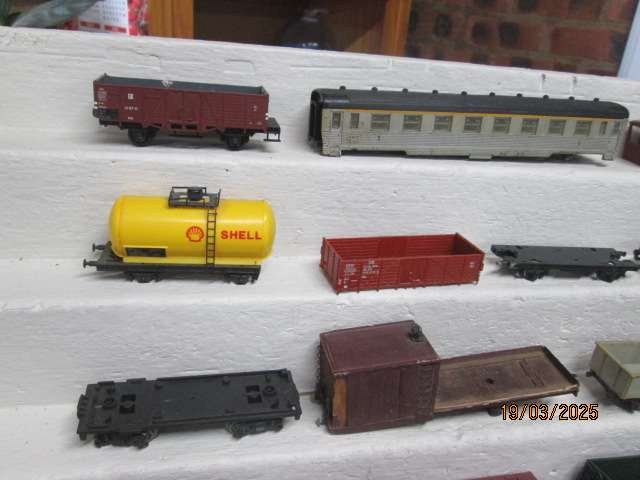 HO / OO SCALE - ROLLING STOCK SCRAPYARD - BEER BOX FULL