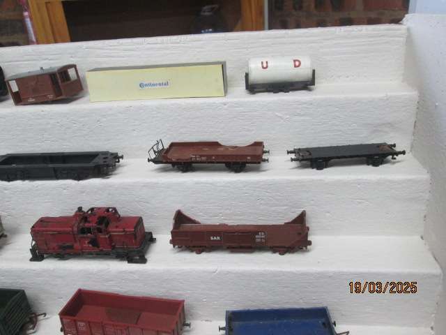 HO / OO SCALE - ROLLING STOCK SCRAPYARD - BEER BOX FULL