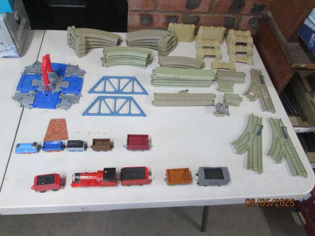 THOMAS THE TRAIN TRACK AND ACCESSORIES