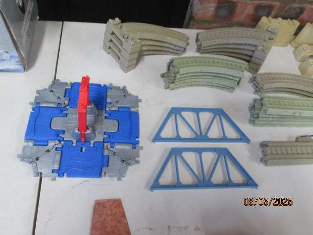 THOMAS THE TRAIN TRACK AND ACCESSORIES