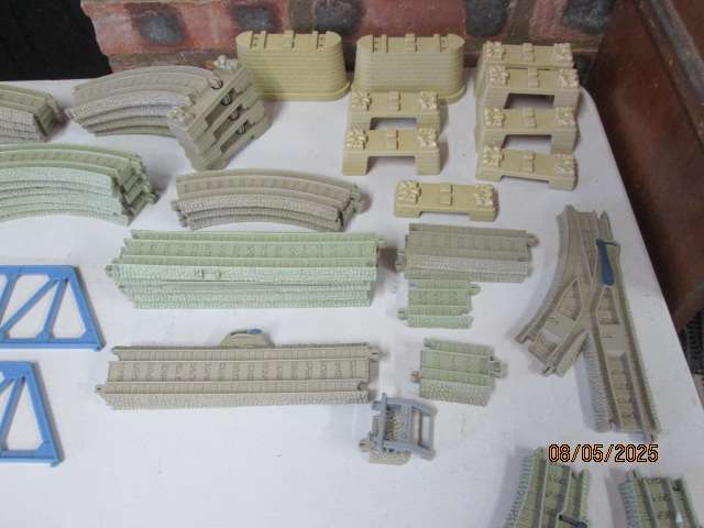 THOMAS THE TRAIN TRACK AND ACCESSORIES