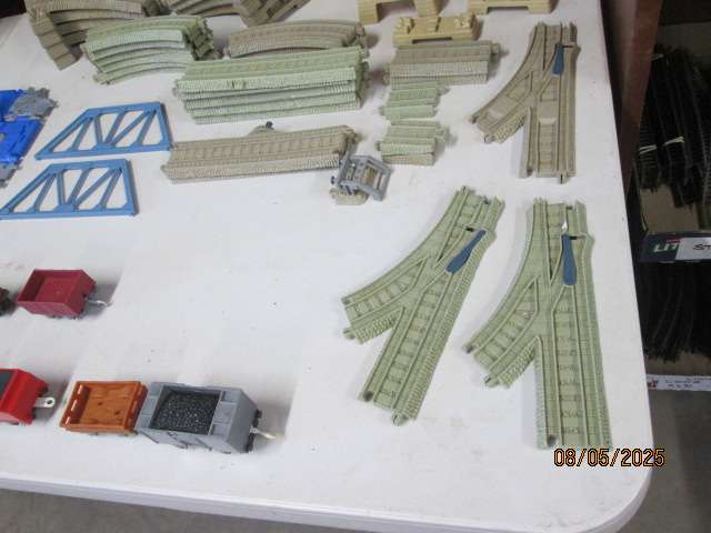 THOMAS THE TRAIN TRACK AND ACCESSORIES