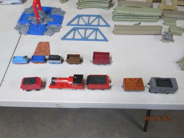 THOMAS THE TRAIN TRACK AND ACCESSORIES