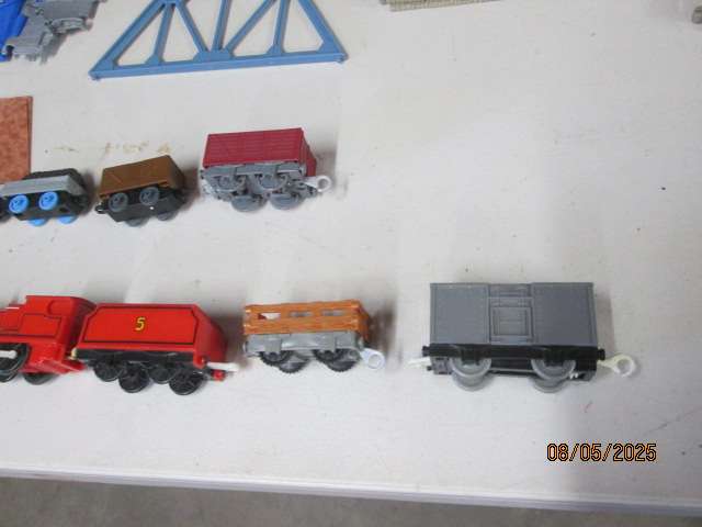 THOMAS THE TRAIN TRACK AND ACCESSORIES