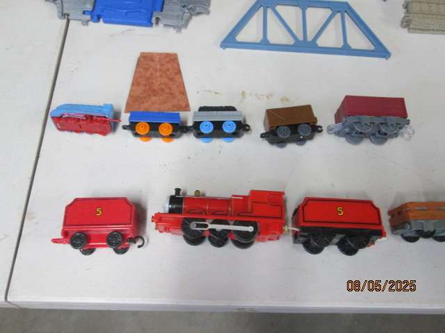 THOMAS THE TRAIN TRACK AND ACCESSORIES