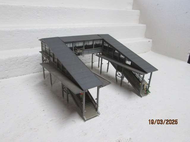 HO / OO SCALE - DOUBLE RAIL PEDESTRIAN COVERED CROSSING