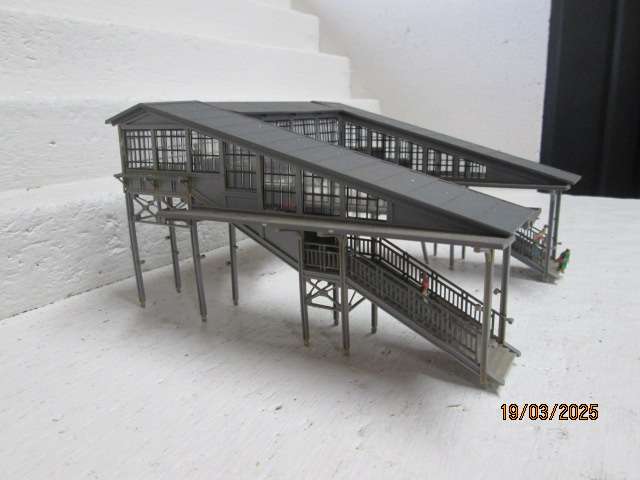 HO / OO SCALE - DOUBLE RAIL PEDESTRIAN COVERED CROSSING
