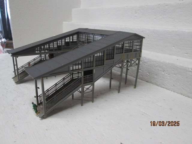 HO / OO SCALE - DOUBLE RAIL PEDESTRIAN COVERED CROSSING