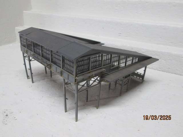 HO / OO SCALE - DOUBLE RAIL PEDESTRIAN COVERED CROSSING