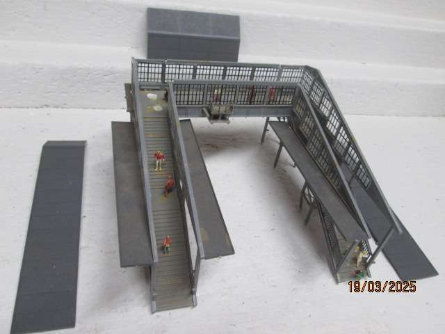HO / OO SCALE - DOUBLE RAIL PEDESTRIAN COVERED CROSSING
