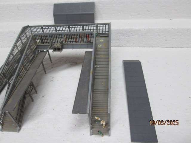 HO / OO SCALE - DOUBLE RAIL PEDESTRIAN COVERED CROSSING