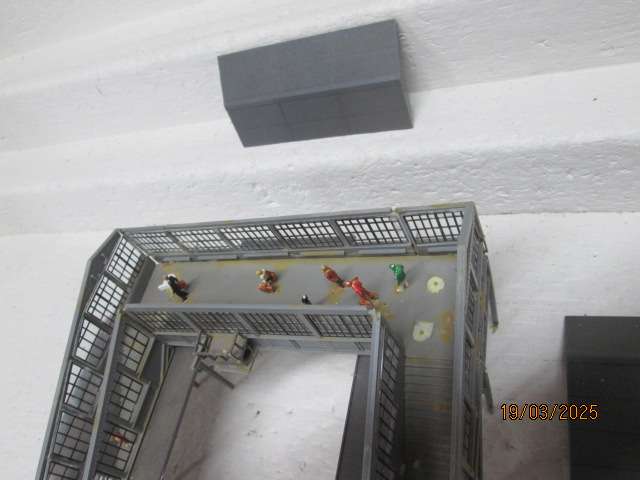 HO / OO SCALE - DOUBLE RAIL PEDESTRIAN COVERED CROSSING