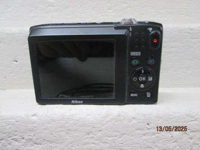 NIKON 20.1 MEGAPIXELS - COOLPIX - CAMERA