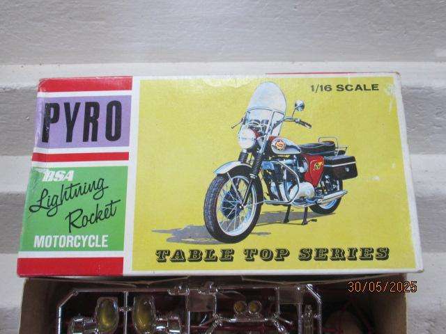 1:16 SCALE - PYRO - BSA LIGHTENING ROCKET - KIT - BOXED