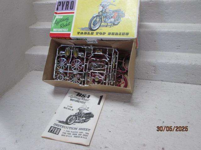 1:16 SCALE - PYRO - BSA LIGHTENING ROCKET - KIT - BOXED