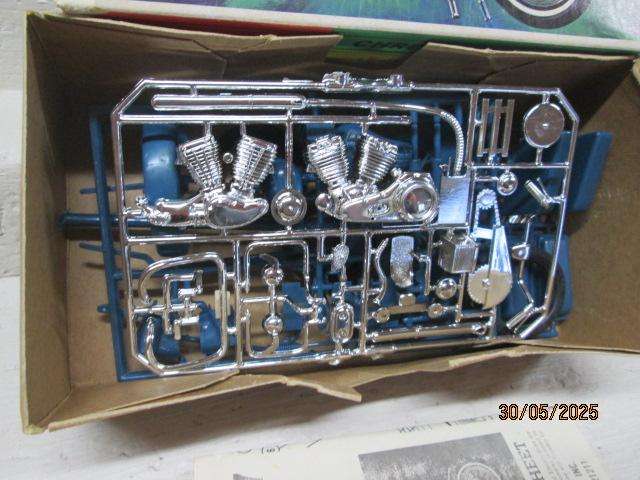 LIFE-LIKE HOBBY KITS - HARLEY DAVIDSON ELECTRA-GLIDE - KIT - BOXED