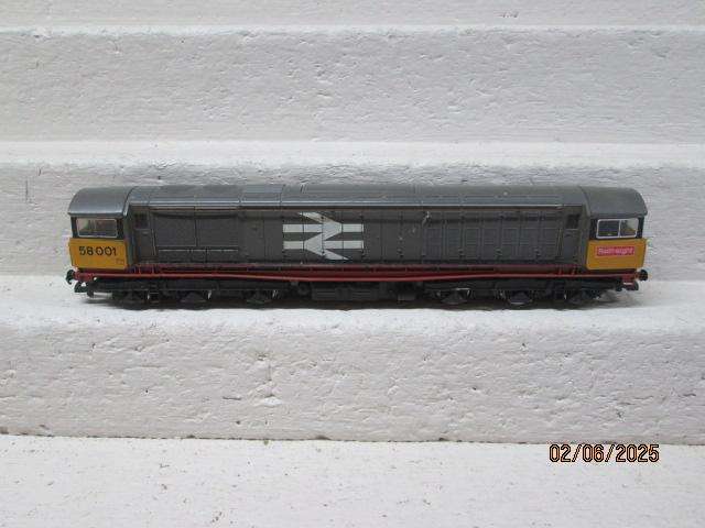 OO SCALE - HORNBY DUBLO - BR - DIESEL LOCOMOTIVE - RAILFREIGHT