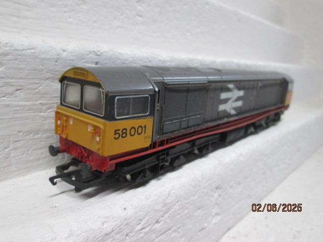 OO SCALE - HORNBY DUBLO - BR - DIESEL LOCOMOTIVE - RAILFREIGHT