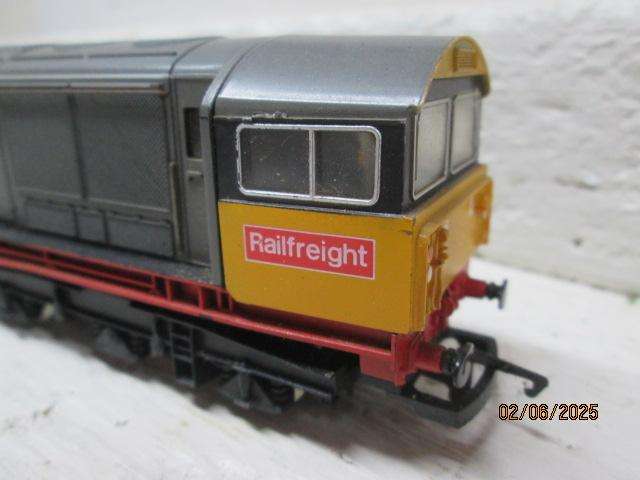 OO SCALE - HORNBY DUBLO - BR - DIESEL LOCOMOTIVE - RAILFREIGHT