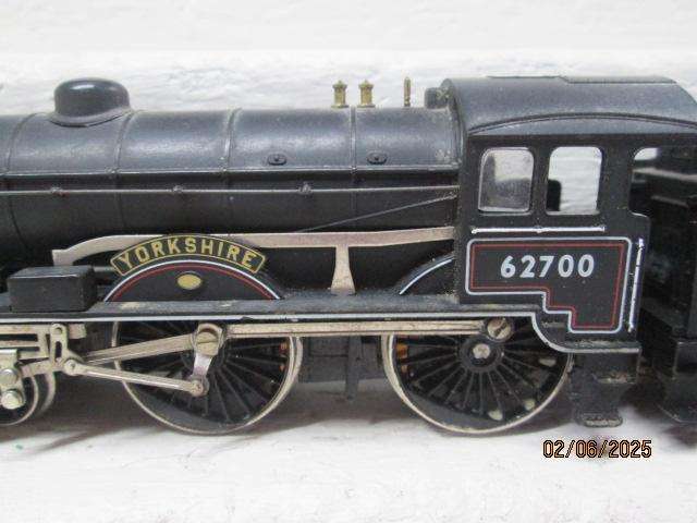 OO SCALE - HORNBY -4-4-0  STEAM LOCOMOTIVE - YORKSHIRE