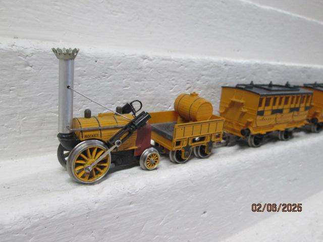 OO SCALE - HORNBY - STEVENSON ROCKET SET
