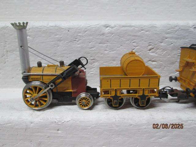 OO SCALE - HORNBY - STEVENSON ROCKET SET