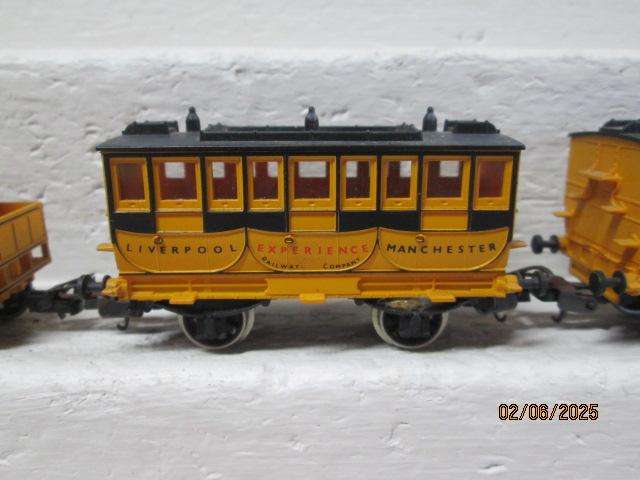 OO SCALE - HORNBY - STEVENSON ROCKET SET