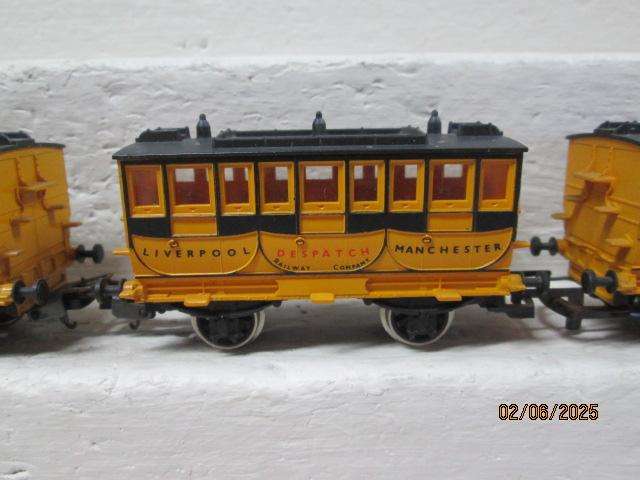 OO SCALE - HORNBY - STEVENSON ROCKET SET