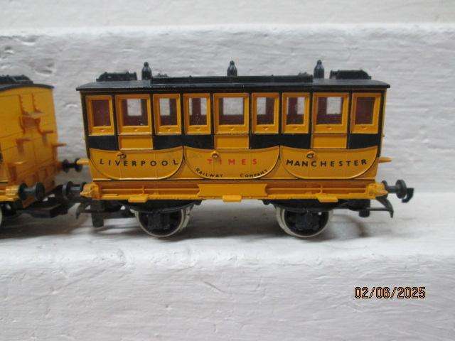 OO SCALE - HORNBY - STEVENSON ROCKET SET