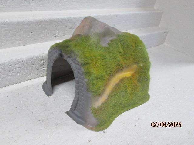 HO / OO SCALE - SMALL MOUNTAIN WITH TWO TUNNEL ENTRANCES