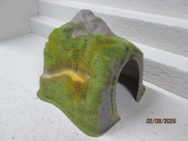 HO / OO SCALE - SMALL MOUNTAIN WITH TWO TUNNEL ENTRANCES