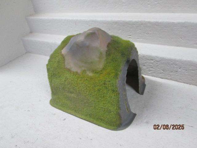 HO / OO SCALE - SMALL MOUNTAIN WITH TWO TUNNEL ENTRANCES