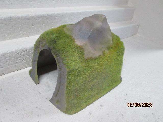 HO / OO SCALE - SMALL MOUNTAIN WITH TWO TUNNEL ENTRANCES