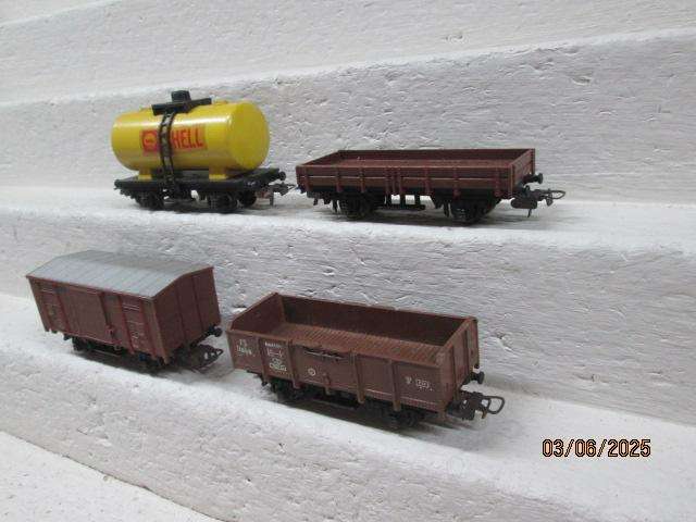 HO SCALE - LIMA - VARIOUS GOODS WAGONS - X4