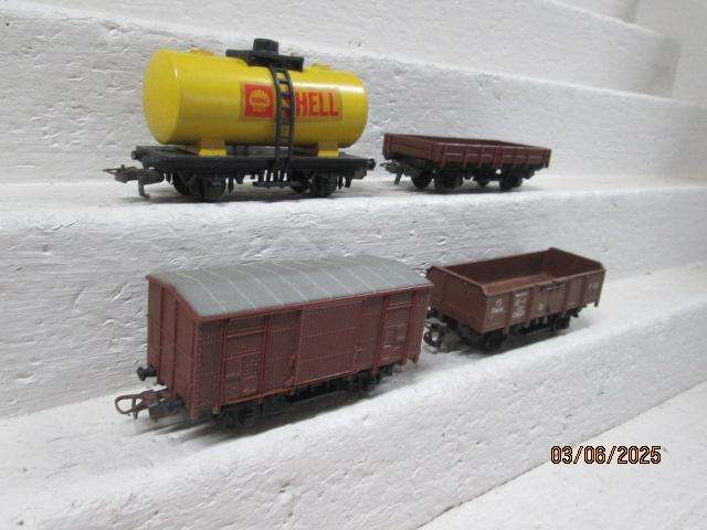 HO SCALE - LIMA - VARIOUS GOODS WAGONS - X4