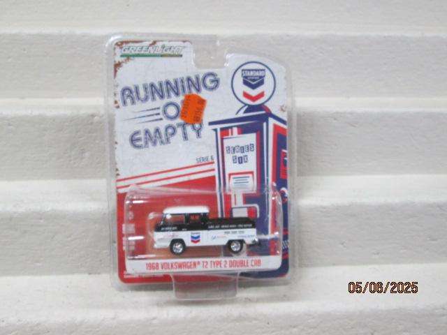 DIE CAST - GREENLIGHT COLLECTABLES - 1968 VOLKSWAGEN DOUBLE CAB - BOXED