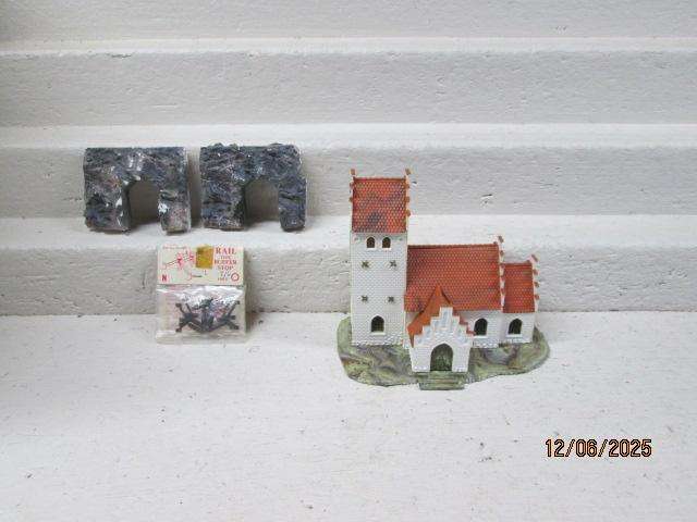 N SCALE - HELJAN CHURCH BUILDING + BITS