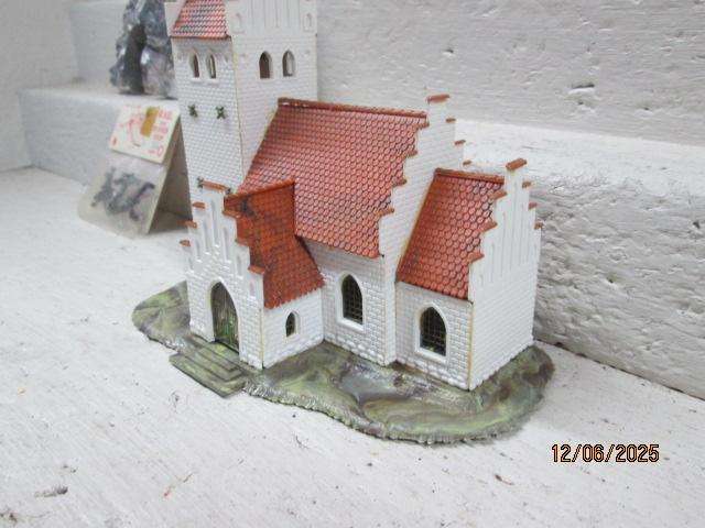 N SCALE - HELJAN CHURCH BUILDING + BITS