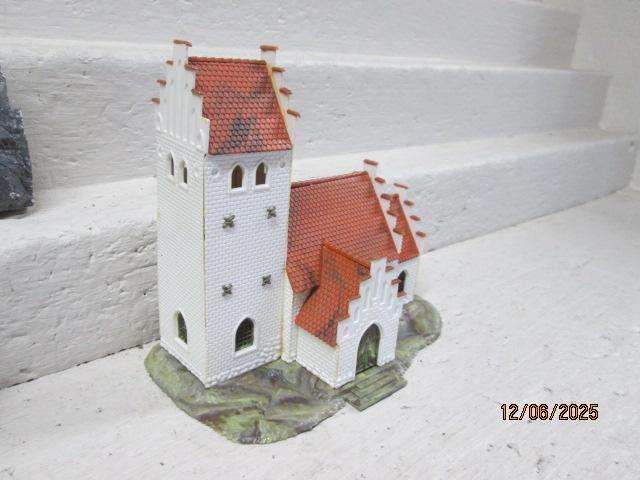 N SCALE - HELJAN CHURCH BUILDING + BITS