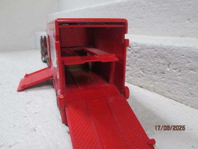 MATCHBOX- SUPERKINGS - FERRARI RACING TRUCK & TRAILER SUPPORT VEHICLE