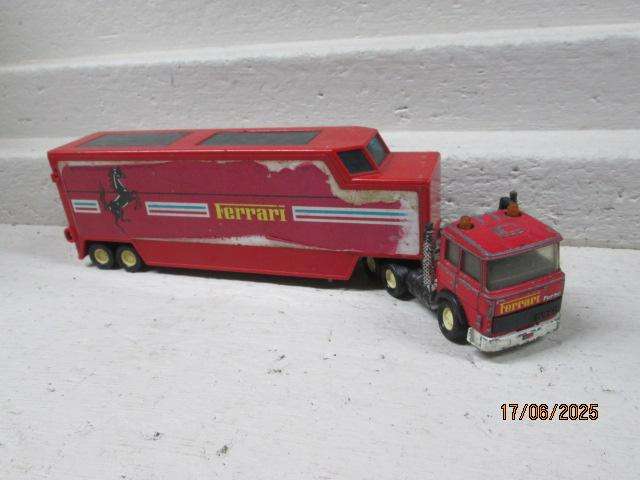 MATCHBOX- SUPERKINGS - FERRARI RACING TRUCK & TRAILER SUPPORT VEHICLE