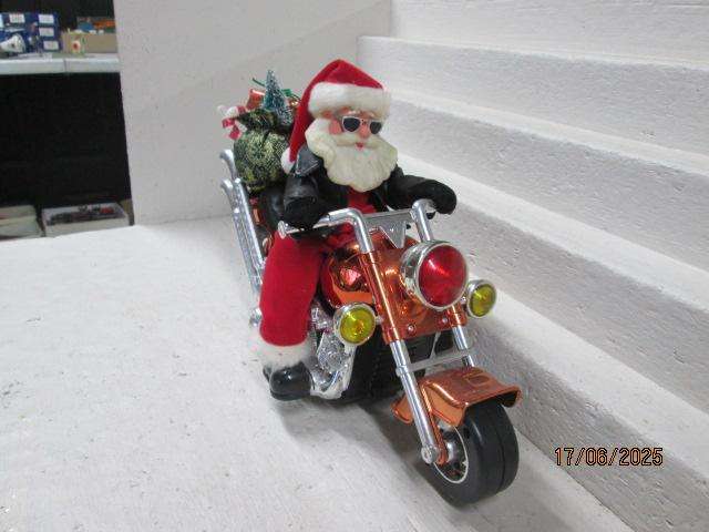 FATHER CHRISTMAS MOTORBIKE - LARGE HARLEY DAVISON TYPE MOTORBIKE