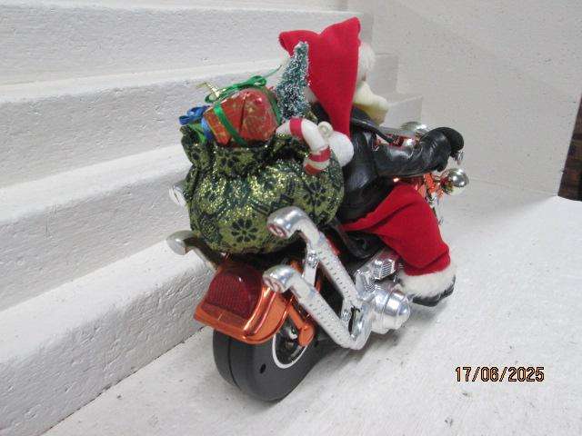 FATHER CHRISTMAS MOTORBIKE - LARGE HARLEY DAVISON TYPE MOTORBIKE