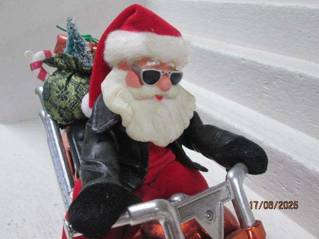 FATHER CHRISTMAS MOTORBIKE - LARGE HARLEY DAVISON TYPE MOTORBIKE
