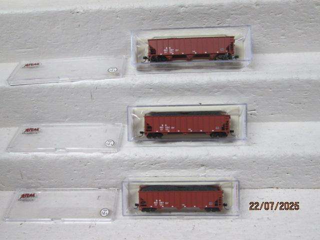 N SCALE - ATLAS - BN 90 TON HOPPERS - X3 - BOXED