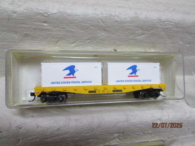 N SCALE - MODEL POWER - 50 FOOT FLAT CARS WITH CONTAINER LOADS - X2 - BOXED